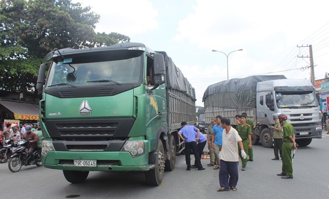 Bố chết thảm, con nhập viện sau cú va chạm ô tô Lực lượng chức năng xử lý vụ việc.