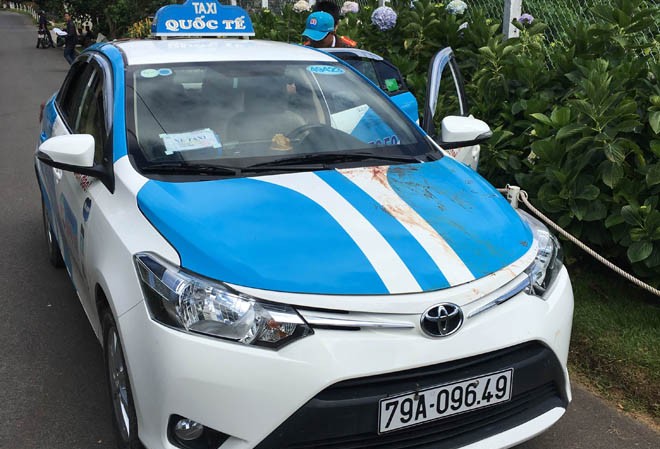 Tài xế taxi cướp tài sản, nữ hành khách nhảy lên ca-pô chặn bắt Chiếc taxi chị H đã đi và bị cướp.