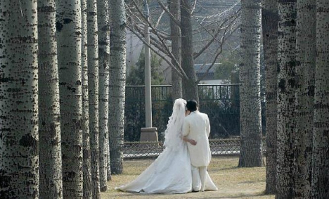 Hàng trăm cặp vợ chồng ly dị để mua nhà giá rẻ Ảnh: AFP.