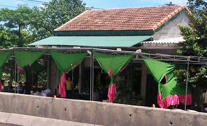 Thanh niên tâm thần bị đánh chết vì 'ý kiến' ở đám cưới Gia đình lo hậu sự cho nạn nhân mắc tâm thần phân liệt, sau khi bị nhóm trai làng côn đồ đánh chết.