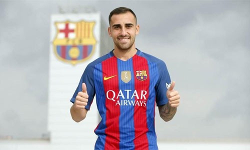 Barca trói chân tân binh bằng điều khoản 111 triệu USD Alcacer trong màu áo Barca. Ảnh: FC Barcelona.