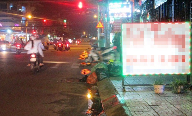 Kinh hoàng thấy thanh niên co giật rồi tử vong bên đường Khu vực thanh niên gục chết bên đường.