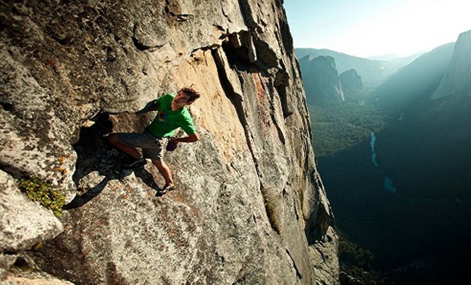 Bộ não không biết sợ của người tay không leo vách núi 760 m Lòng can đảm của nhà leo núi Alex Honnold khiến nhiều người kinh ngạc. Ảnh: Flickr.