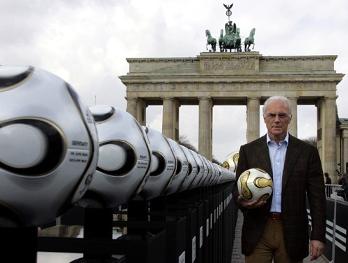 Huyền thoại Beckenbauer có nguy cơ nhận án tù Beckenbauer trong một sự kiện quảng bá cho World Cup 2006 bên ngoài cổng Brandenburg, Berlin.