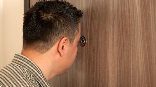 Chủ khách sạn nhìn trộm khách quan hệ suốt 29 năm Các khách sạn rẻ tiền có khả năng xảy ra trường hợp bị nhìn trộm. Ảnh: Istock.
