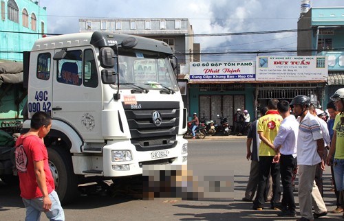 Bản tin 8H: Bé 6 tuổi chết thảm dưới bánh xe đầu kéo Hiện trường vụ tai nạn. Ảnh: Ngôi sao
