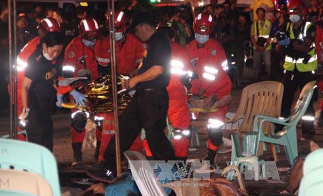 Bản tin 14H: Truy thủ phạm đánh bom làm 84 người thương vong Lực lượng cứu hộ Philippines tại hiện trường vụ nổ ở thành phố Davao ngày 3/9. Ảnh: EPA/TTXVN.