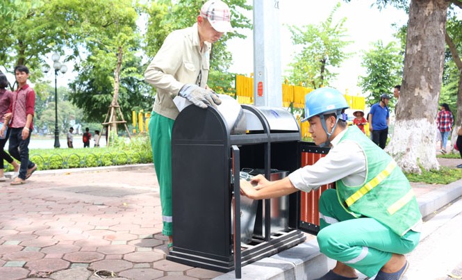 Họp rút kinh nghiệm về tình trạng xả rác bừa bãi quanh Hồ Gươm Các thùng rác được lắp thêm ở khu vực các tuyến phố đi bộ quanh Hồ Gươm.