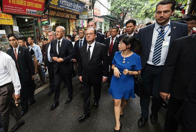 Tổng thống Pháp dạo phố, thăm đình cổ Hà Nội Tổng thống Pháp dạo phố cổ Hà Nội.