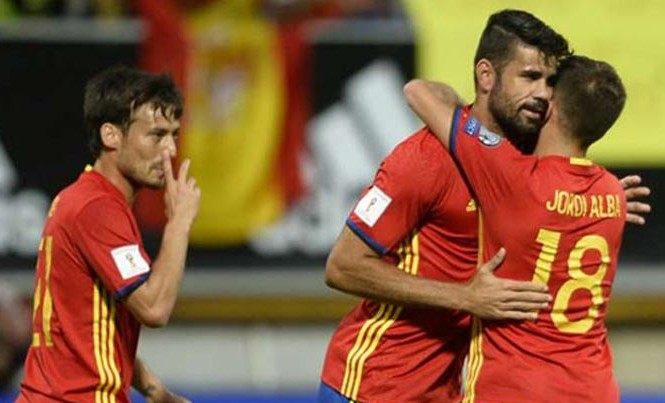 Tây Ban Nha mở màn vòng loại World Cup bằng 'mưa gôn' Silva (trái) và Costa (giữa) đều có cú đúp. Ảnh: Reuters.
