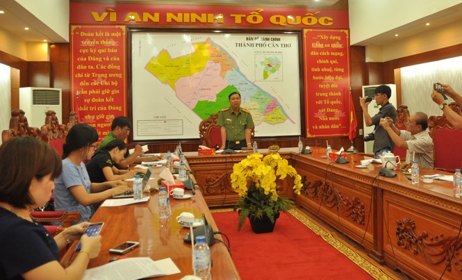 Khởi tố nữ trưởng phòng tài vụ “rút ruột” ngân sách trên 7 tỷ đồng Quang cảnh họp báo.