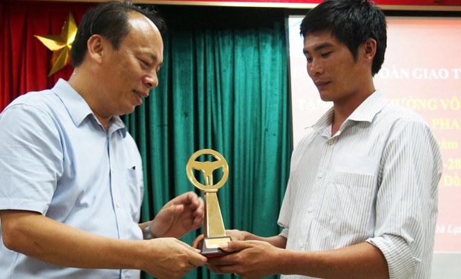 Trao chứng nhận “Vô lăng vàng” cho tài xế xe tải cứu 30 người Ông Nguyễn Trọng Thái trao cúp Vô lăng vàng cho anh Bắc.