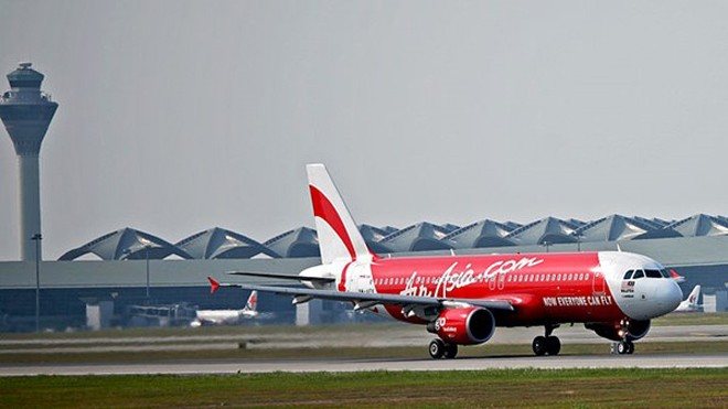 Hành trình tới Malaysia, phi công 'bay lạc' đến Úc Một máy bay của AirAsia chuẩn bị cất cánh tại sân bay quốc tế Kuala Lumpur, Malaysia. Ảnh: Wikimedia Commons/Jyi1693.