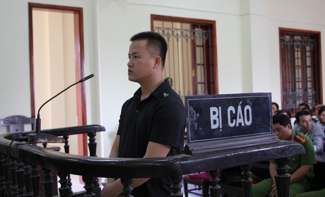 Đâm bạn nhậu tử vong vì không trả lại... dao Nguyễn Phú Thắng tại phiên tòa.