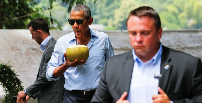Ông Obama dạo phố, uống nước dừa tại Lào Ông Obama dạo phố, uống nước dừa tại Lào