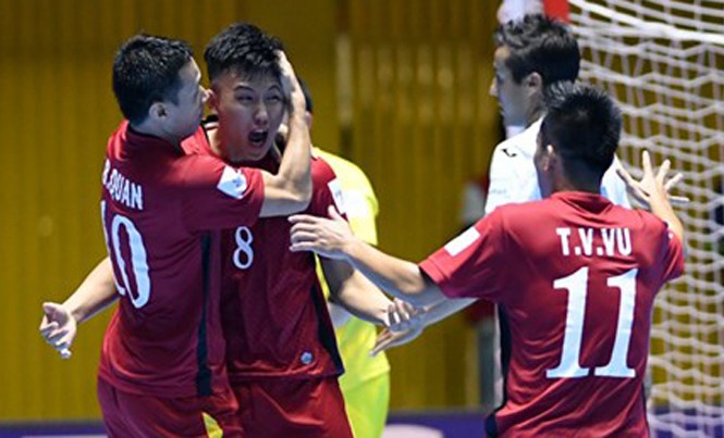 VIDEO: Giây phút thăng hoa của tuyển futsal Việt Nam Cú hat-trick của Minh Trí giúp Tuyển futsal Việt Nam giành chiến thắng lịch sử.