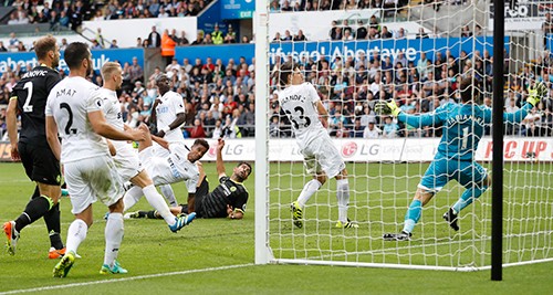 Costa lập cú đúp, Chelsea duy trì mạch bất bại Costa (áo đen, phải) đang lấy lại cảm hứng ghi bàn vốn nguội lạnh ở mùa giải trước. Ảnh: Reuters.