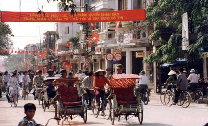 Phố cổ Hà Nội thập niên 90 trong ảnh của Đại sứ Nhật Những chiếc xích lô quen thuộc trên đường phố Hà Nội.