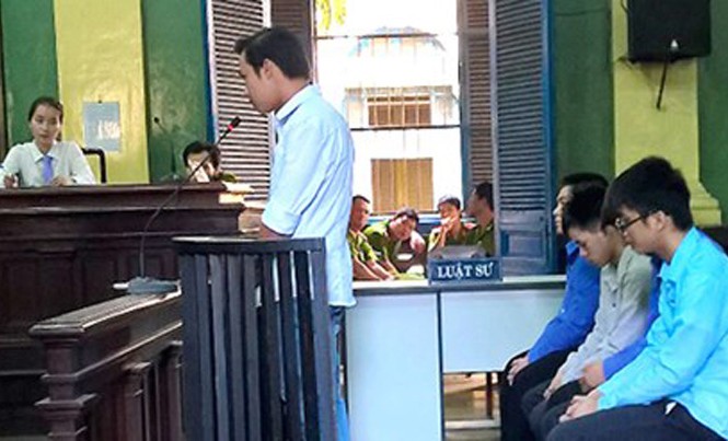 Cãi CSGT bị giang hồ đánh: Nạn nhân chết vì vỡ ruột non Phạm Sỹ Hoài Như cùng các bị cáo tại một phiên tòa.