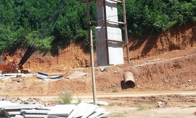 Hàng trăm hộ dân bị ảnh hưởng do sạt lở đất, đá sau bão Công trình xây dựng giao thông đang triển khai tại xã Hương Lộc, huyện miền núi Nam Đông, tỉnh TT-Huế. Ảnh mang tính minh họa.