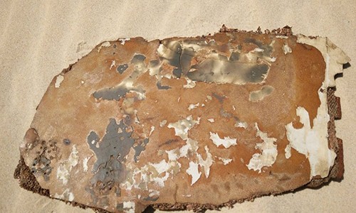 May bay MH370 có thể đã phát nổ trên không Một mảnh vỡ bị nghi thuộc về MH370. Ảnh: CNN.