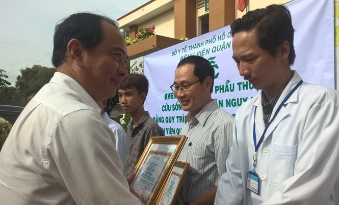 Cứu sống bệnh nhân nhờ 'báo động đỏ liên viện” Lãnh đạo Sở Y tế TPHCM tặng bằng khen cho các bác sĩ đã tham gia cứu sống bệnh nhân.