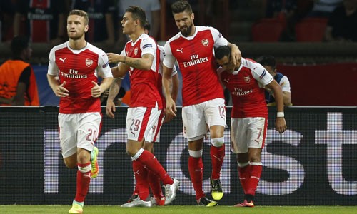 Sanchez giúp Arsenal giữ lại một điểm trên sân PSG Sanchez chia vui cùng đồng đội sau bàn gỡ hòa. Ảnh: Reuters.