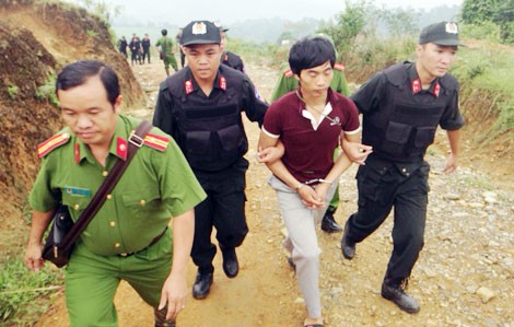 24 ngày làm 'ma rừng' của nghi phạm thảm án Lào Cai Các chiến sĩ cảnh sát áp giải Tẩn Láo Lở đến nơi gã từng lẩn trốn.