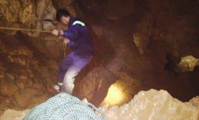Rơi xuống hang đá khi đang chặt luồng Lực lượng chức năng đang nỗ lực tìm kiếm người bị rơi xuống hang đá tự nhiên.