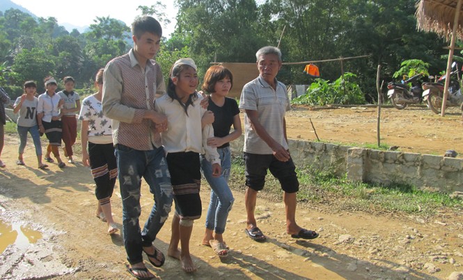 Quặn lòng đưa tiễn nạn nhân thiệt mạng do mưa lũ Con gái của anh Vi Đình Khoa đau đớn trước sự ra đi của người bố. Ảnh: Phạm Nhài.