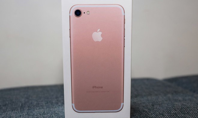 Đập hộp iPhone 7 đầu tiên về Việt Nam Hộp đựng máy với hình mặt lưng của iPhone 7, màu sắc trên hộp cũng là màu của máy. Phiên bản đầu tiên xuất hiện tại Việt Nam có màu vàng hồng với dung lượng 256GB, đây là dung lượng bộ nhớ trong lớn nhất hiện nay trên smartphone.