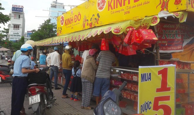 Đổ xô mua bánh trung thu bán 1 tặng 4 ở Sài Gòn Ngày cuối Trung thu, nhiều người dân TP.HCM đổ xô mua bánh khuyến mại mua 1 được 5. Ảnh: Phạm Oanh.