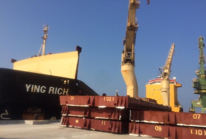 Hà Tĩnh kiểm tra tàu chở 168 tấn bùn bô xít vào Formosa Lực lượng chức năng của Hà Tĩnh đang lấy mẫu, kiểm tra số bùn bô xít do Formosa nhập về.
