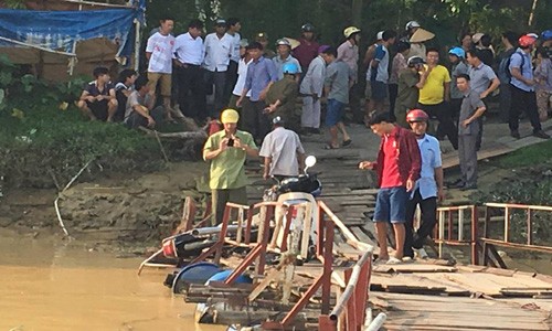Hai người đàn ông bay xuống sông sau cú tông xe máy trên cầu Hiện trường vụ tai nạn. Ảnh: Mai Nhung.