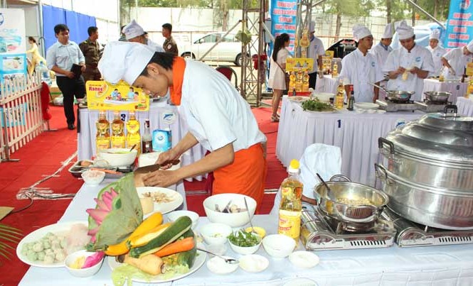 Dinh dưỡng từ Dầu ăn cao cấp Ranee & An toàn trong chế biến Các đội dự thi chế biến các món ăn từ nguồn nguyên liệu cá tra trong khuôn khổ cuộc thi Mekong Chef 2016 tại Cần Thơ.