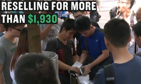 iPhone 7 Plus được bán giá 1.900 USD bên ngoài Apple Store iPhone 7 Plus được bán giá 1.900 USD bên ngoài Apple Store