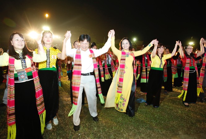 Ngất ngây với màn đại xòe khai mạc tuần lễ văn hóa Mường Lò 2016 Ông Vương Duy Biên Thứ trưởng Bộ VHTT và DL và bà Phạm Thị Thanh Trà, Ủy viên Trung ương Đảng, Bí thư tỉnh ủy, Chủ tịch UBND tỉnh Yên Bái tham gia trong vòng xòe.