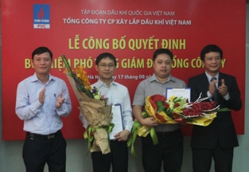 PVC miễn nhiệm Phó tổng giám đốc Trần Minh Tuấn Ông Nguyễn Mạnh Tiến và Trần Minh Tuấn (hai người đứng giữa) trong ngày nhận quyết định chức Phó tổng giám đốc PVC giữa tháng 8/2015.
