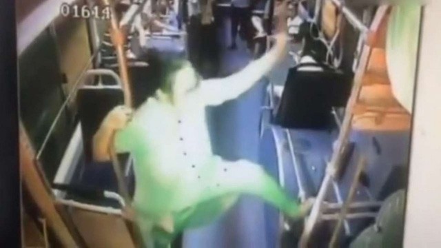 Quý bà trung niên ngang nhiên... múa cột trên xe buýt Người phụ nữ tận dụng cột, tay cầm xe buýt làm dụng cụ biểu diễn cho mình.
