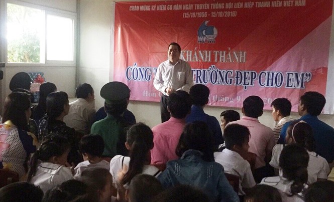 'Trường đẹp cho em' trên Đảo Thanh niên Hòn Chuối Ông Thân Đức Hưởng, Phó Chủ tịch UBND tỉnh Cà Mau phát biểu với các em học sinh và bà con trên Đảo Thanh niên Hòn Chuối.