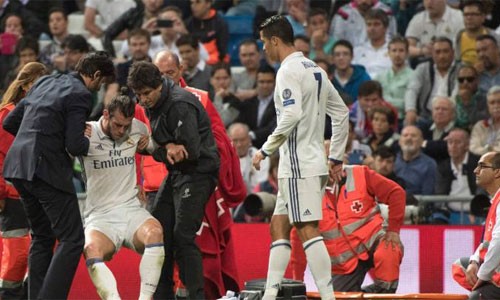 Real lo ngay ngáy vì mất cả Ronaldo lẫn Bale Bale dính chấn thương trong trận gặp Sporting. Ảnh: AFP.