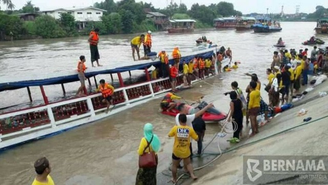 Đắm tàu du lịch, ít nhất 13 người chết Tàu du lịch bị lật sau khi đâm vào một cây cầu. Ảnh: Bernama.