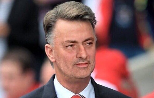 Mourinho bị ví như Van Gaal cải trang Với không ít người hâm mộ, Mourinho chỉ là Van Gaal phiên bản 2.0.