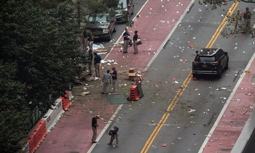 FBI bắt 5 nghi phạm đánh bom New York FBI và cảnh sát New York điều tra hiện trường vụ nổ. Ảnh: New York Daily News.