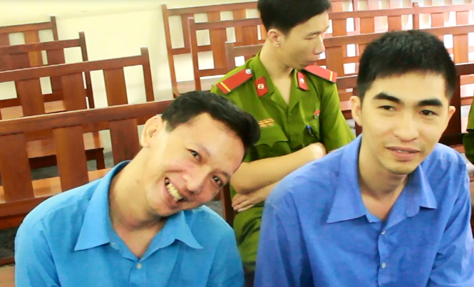 Đòi nợ dẫn đến ẩu đả, kẻ chết, người đi tù Hai bị cáo tại tòa. Ảnh: Tân Châu.