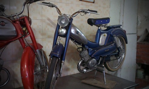 Mobylette cổ của người sưu tầm miền Tây Theo chủ nhân Motobecane AV88 là mẫu xe trong gia đình AV của Mobylette thuộc những năm 1950, khởi đầu từ sự thành công của mẫu A87 ra đời năm 1957.