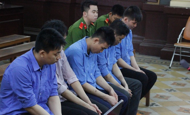 Giám đốc tử vong vì 'kiều nữ' giăng bẫy cướp tài sản Các bị cáo tại tòa. Ảnh: Tân Châu.