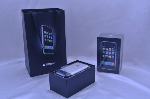 iPhone 2G được rao giá trăm triệu đồng Với hầu hết người dùng, iPhone 2G đời đầu là chiếc smartphone không còn phù hợp, bởi nó đã quá lỗi thời về công nghệ, cũng như bị Apple “khai tử” từ cách đây hơn 3 năm (tháng 6/2013). Tuy nhiên, với những dân chơi điện thoại cổ, chúng là những vật vô giá,