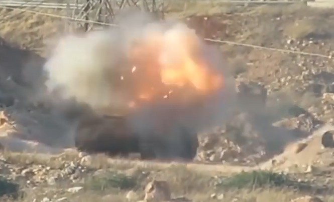 Tên lửa quân nổi dậy thổi tung xe tăng quân đội Syria Tên lửa quân nổi dậy thổi tung xe tăng quân đội Syria