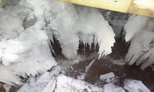 Hang động bí ẩn chỉ đóng băng vào mùa hè nóng bức Cột băng trong động Coudersport Ice Mine. Ảnh: Facebook.